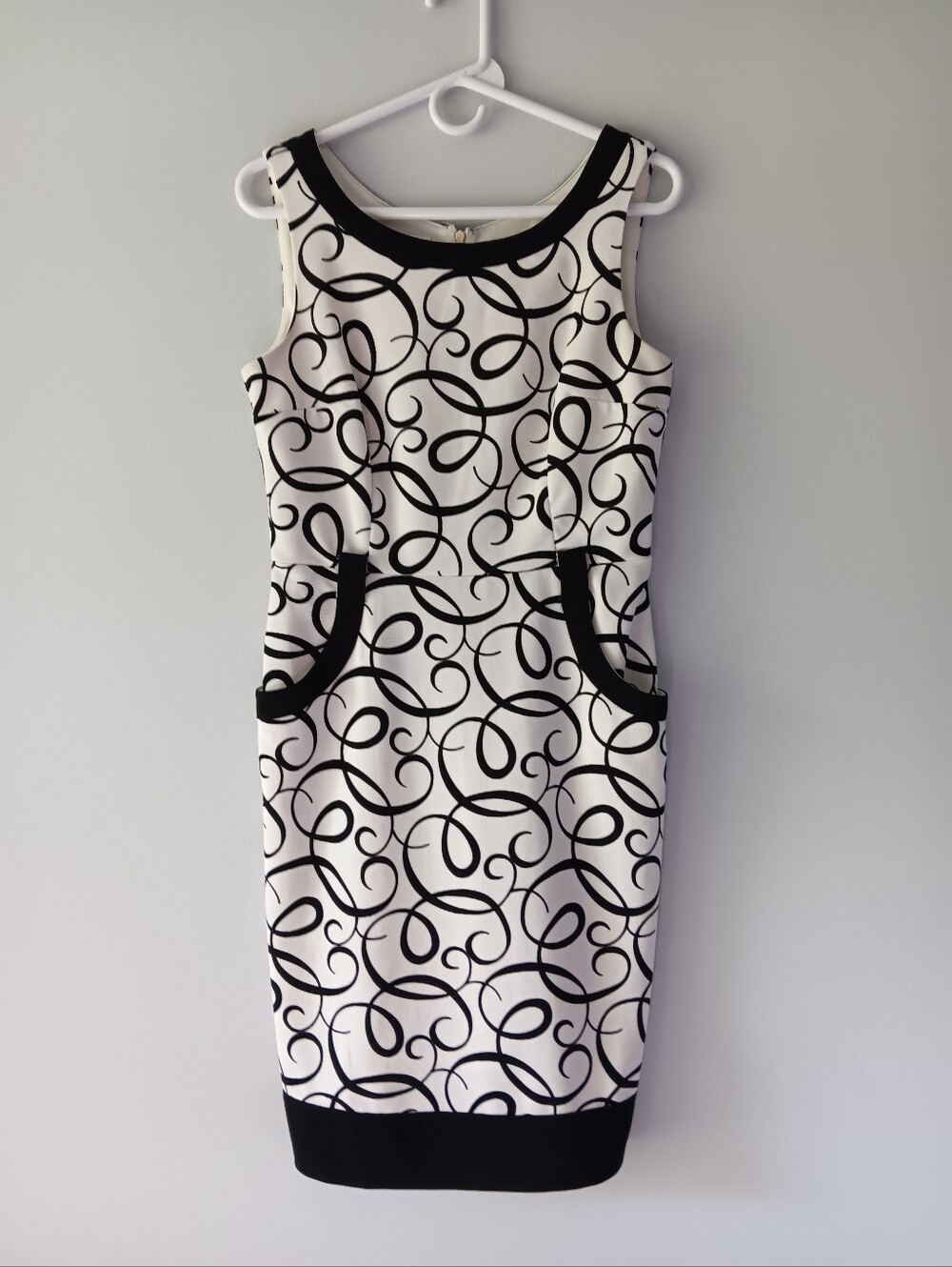 London Times Sleeveless Sheath Dress Scroll Pattern Pockets Black White Size 8